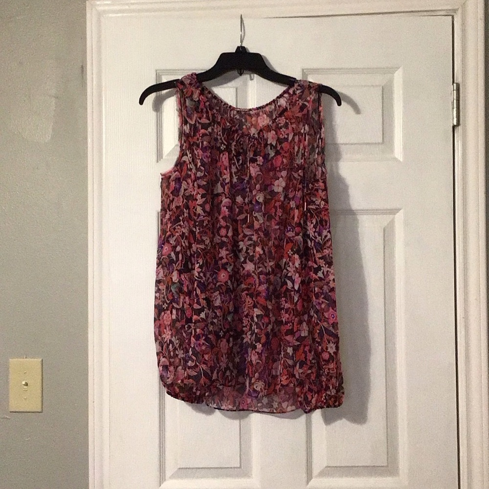 LiKe🩷for $8 off🧘🏽‍♀️ Elie Tahari pink floral silk cold shoulder blouse